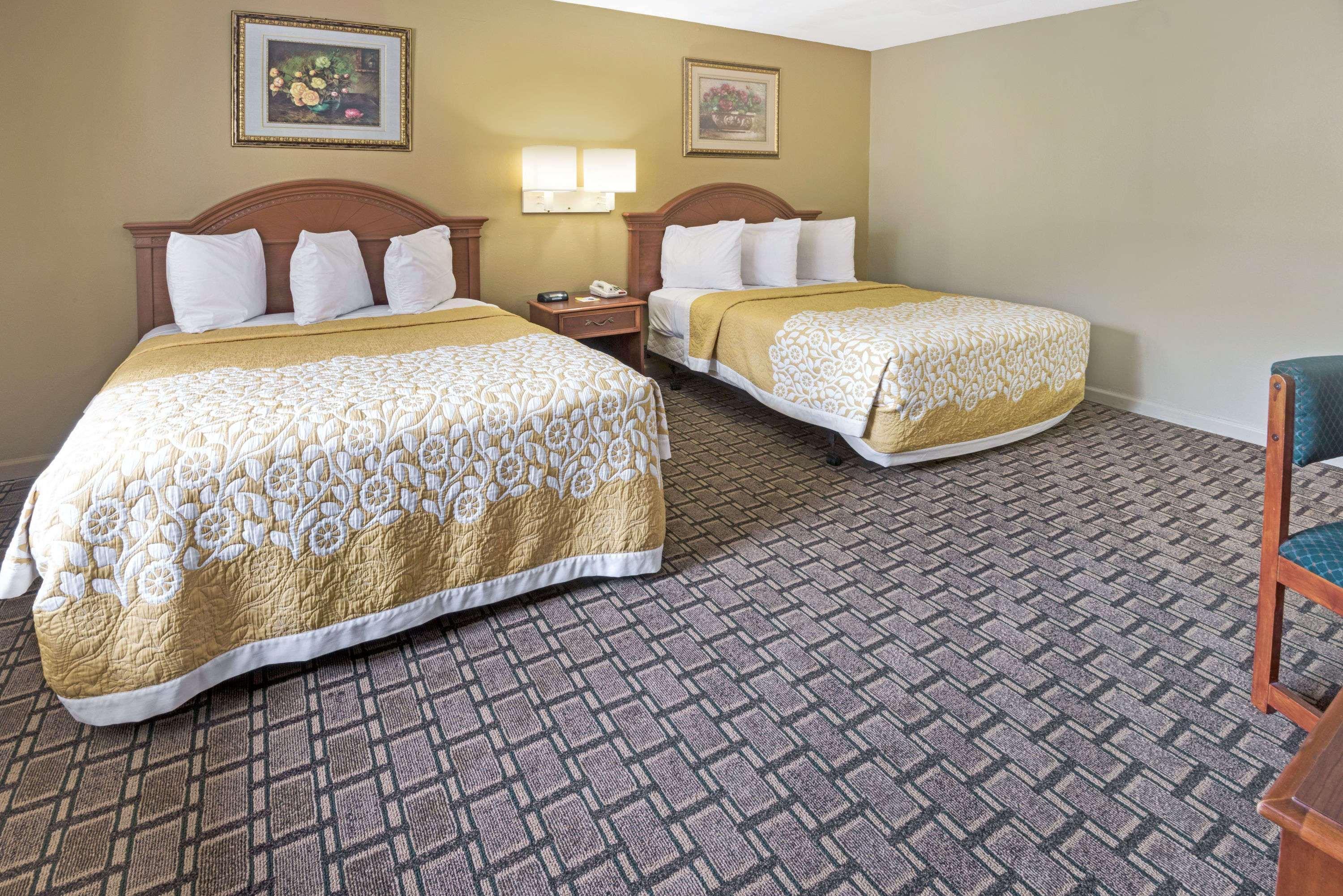 Days Inn By Wyndham Branford New Haven Conference Center Extérieur photo