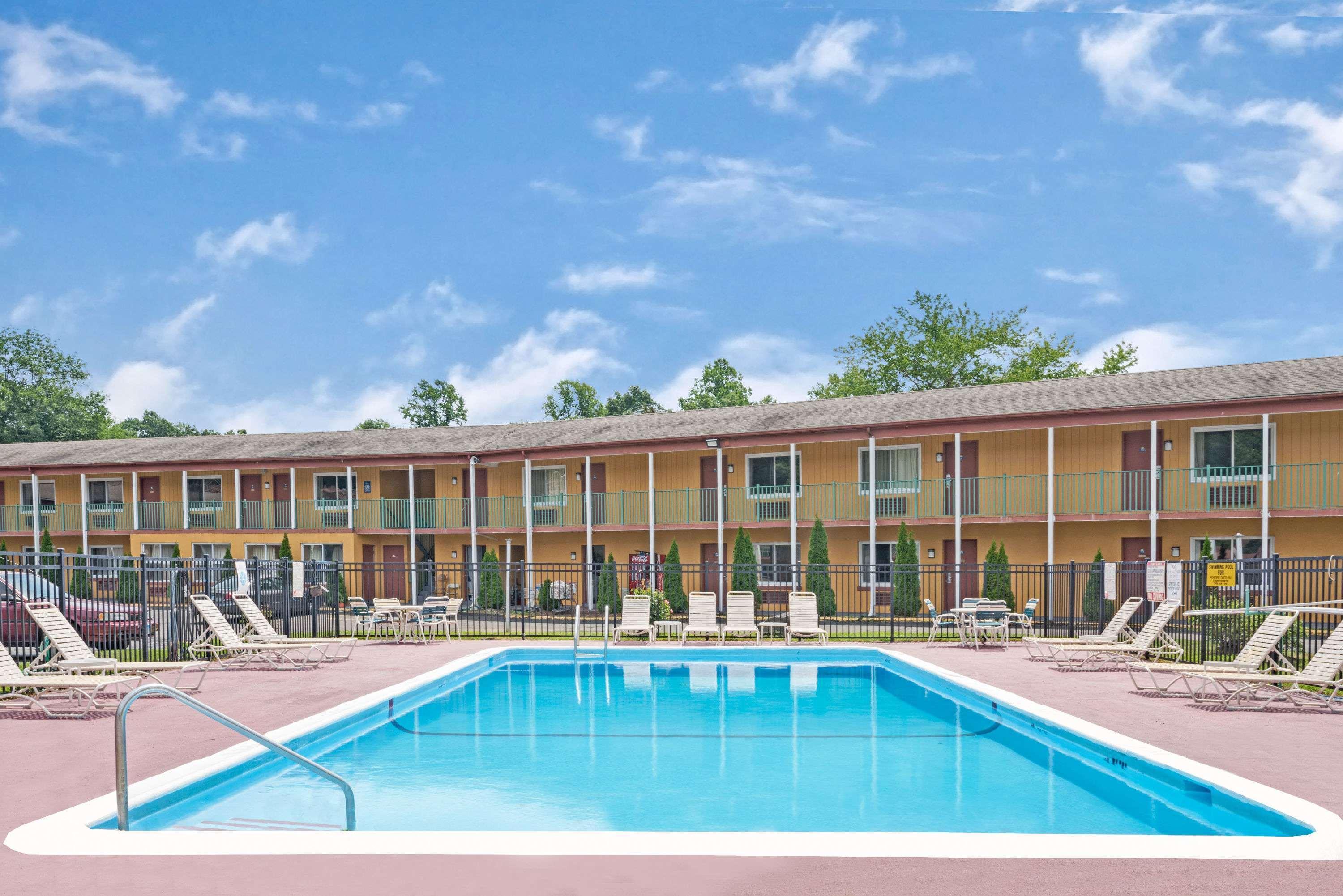 Days Inn By Wyndham Branford New Haven Conference Center Extérieur photo