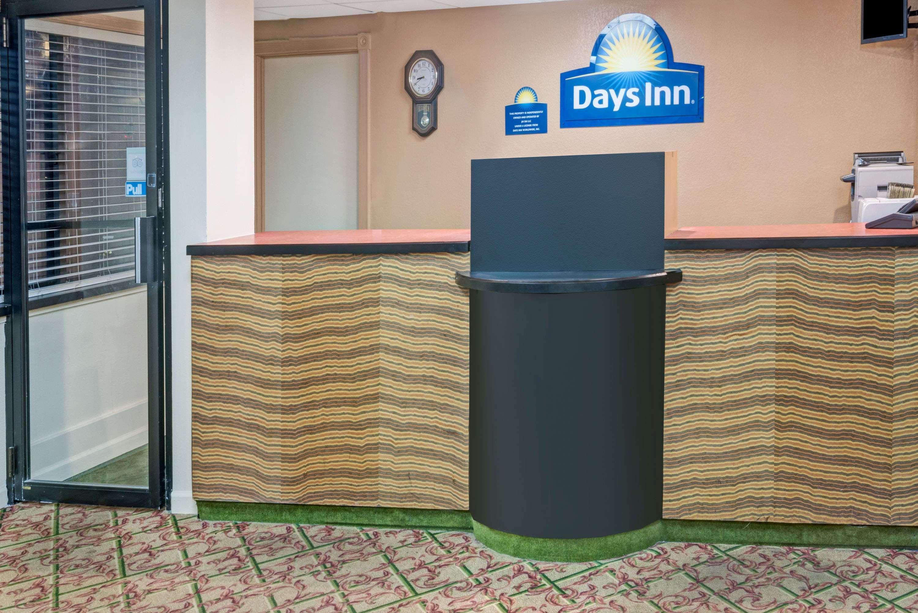 Days Inn By Wyndham Branford New Haven Conference Center Extérieur photo